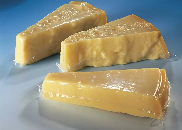 Сыр упакованный в вакуумно термоусадочный пакет
