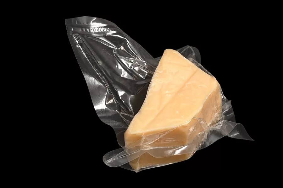 Сыр упакованный в вакуумный пакет РА/РЕ